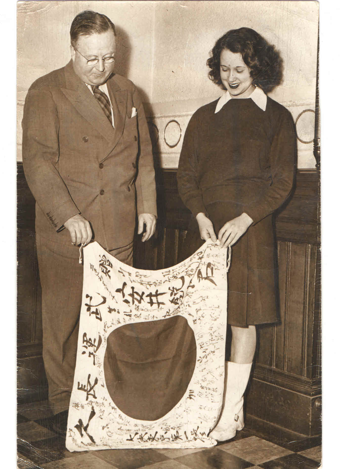 In America, the flags were popular as badges of victory and often given to mothers, sisters or town mayors.